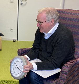 Diakonie-Vorstand Thomas Feld liest eine Geschichte zum Thema Zeit vor. Foto: Kerstin Kempermann
