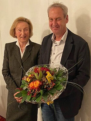 Rita Szaszi dankte Thomas Ehrhardt für die langjährige Arbeit im Vereinsvorstand . Foto: Beate Kappler
