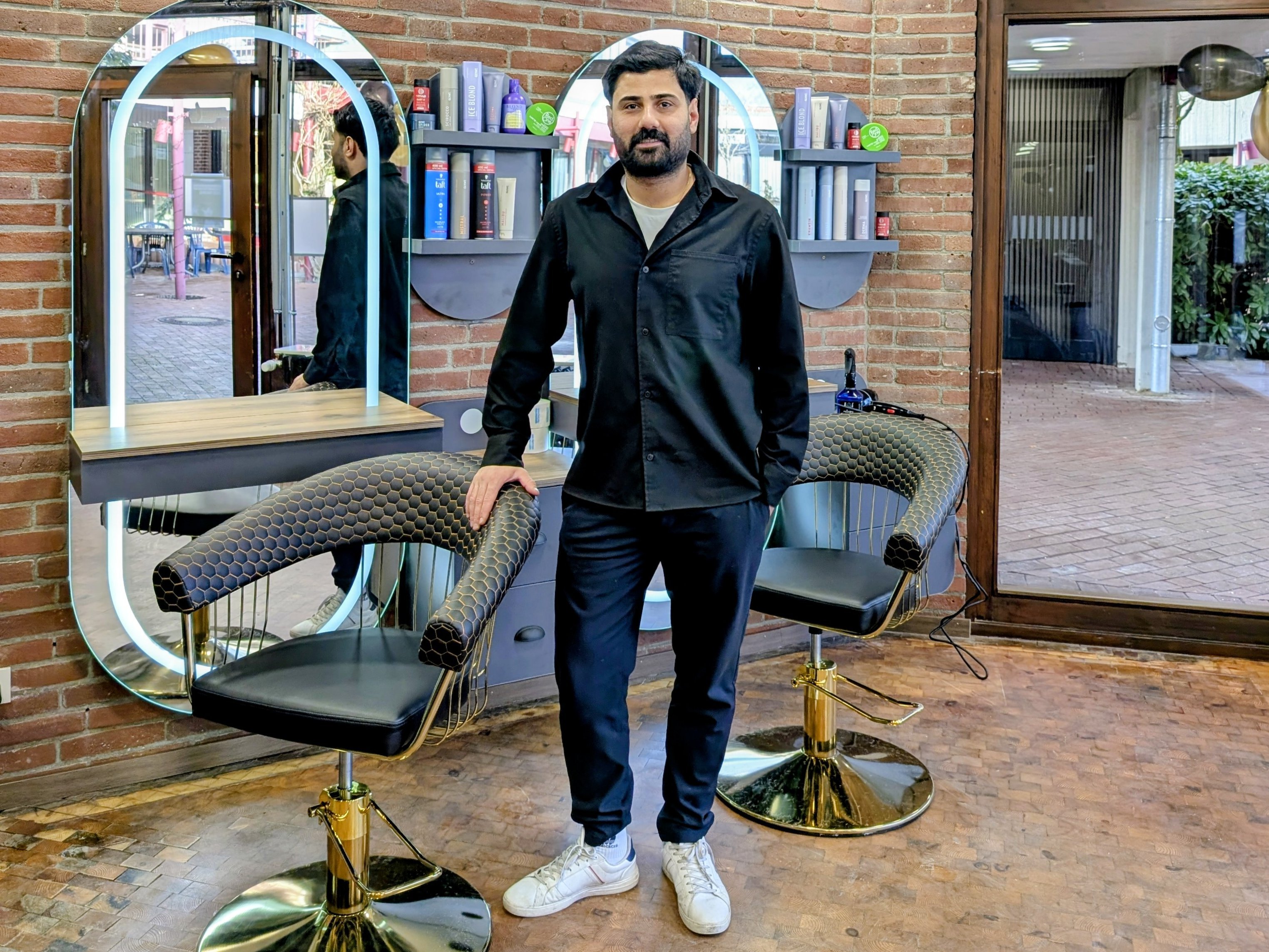 Der Friseurmeister Rasho Saadi steht in seinem neuen Friseursalon im Bischof Stählin an der Tübinger Straße in Oldenburg. 