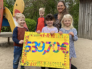 Erzieherin Nele Friesen und die Kinder der Kita Birkhuhnweg freuen sich über die Spenden. Foto: Kerstin Kempermann