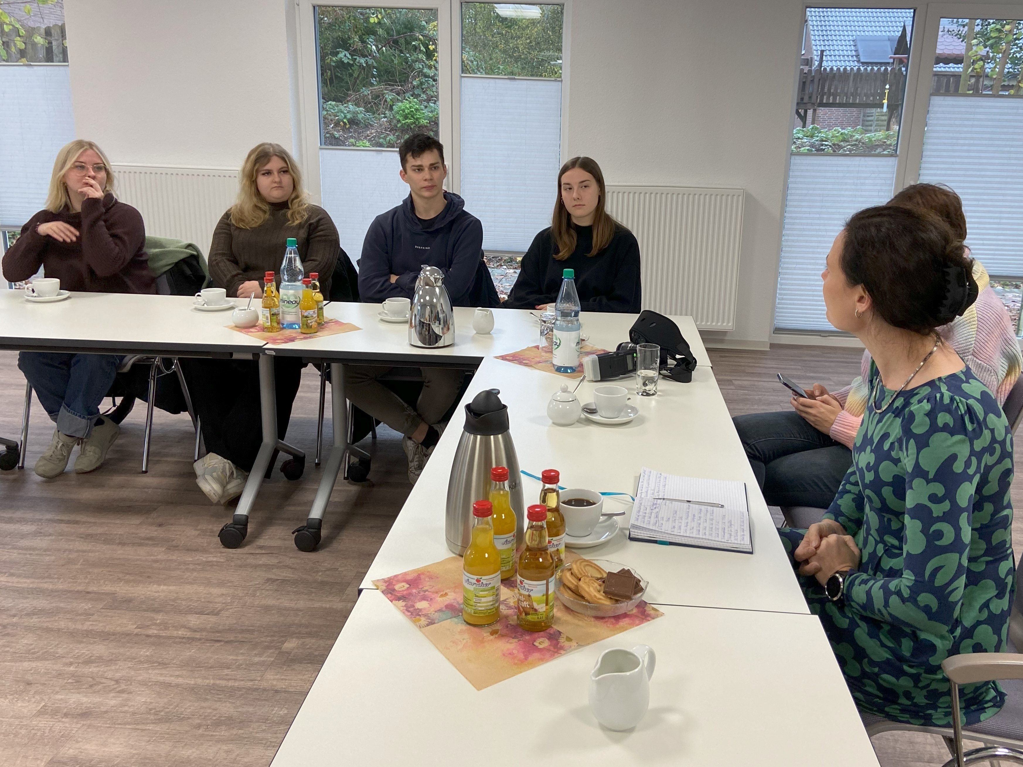 Die Bundestagsabgeordnete Anne Janssen im Gespräch mit Freiwilligen aus der Jugendhilfe Collstede. Foto: Kerstin Kempermann