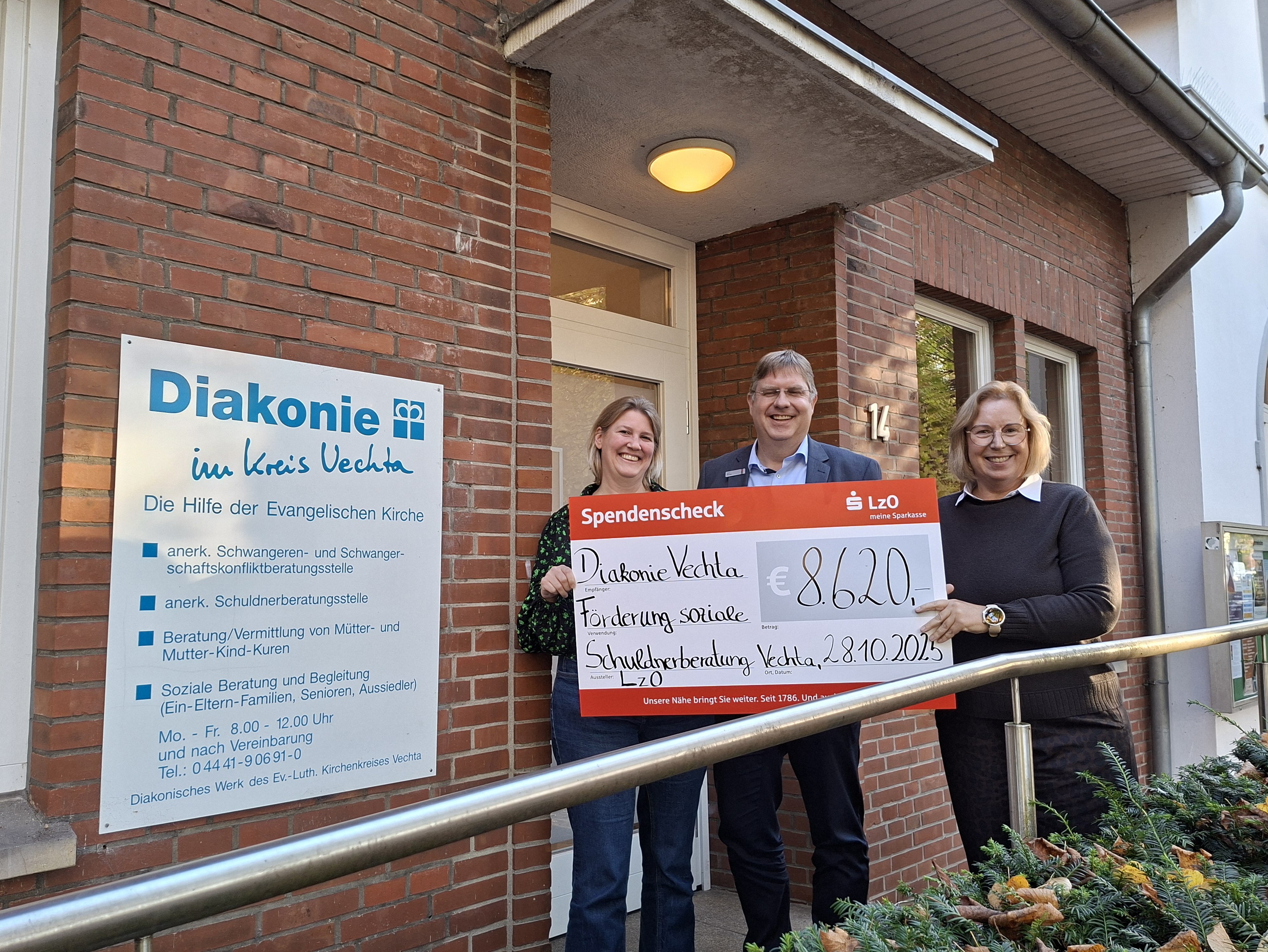 Ingo Ruhe, Direktor Privatkunden der Regionaldirektion Vechta überreicht Schuldnerberaterin Angela Müller und Geschäftsführerin Martina Fisser (v.l.) den Spendencheck. Foto: Diakonie im Oldenburger Münsterland