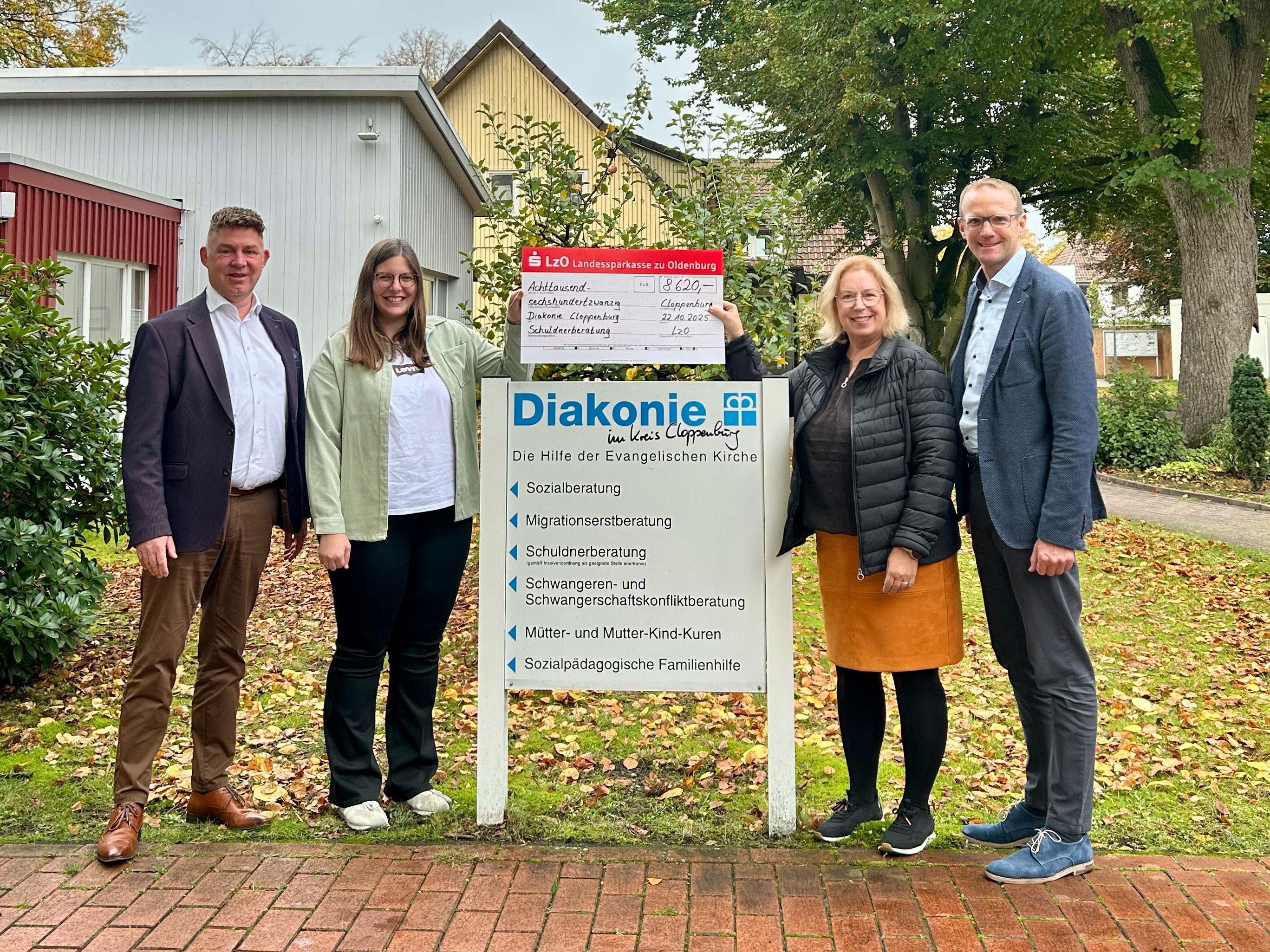 Frank Naber (l.) Direktor Firmenkunden der LzO für den Landkreis Cloppenburg und Volker Raker, Direktor Privatkunden der LzO in Cloppenburg, überreichen Johanna Ostermann (l.) und Martina Fisser den großzügigen Spendencheck. Foto: Sabine Müller