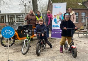 Reni Veenhuis (ADFC, 2.von links) und Nicole Eilers (3.von links) freuen sich mit Kindern und Mitarbeiterinnen der DiKiTa über den Start des Kooperationsprojketes. Foto: Kerstin Kempermann
