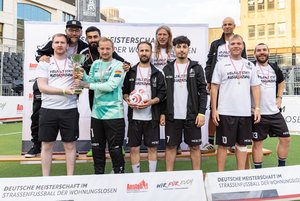 Die neuen Deutschen Meister. Die Oldenburger Streetkicker mit ihren Trainern