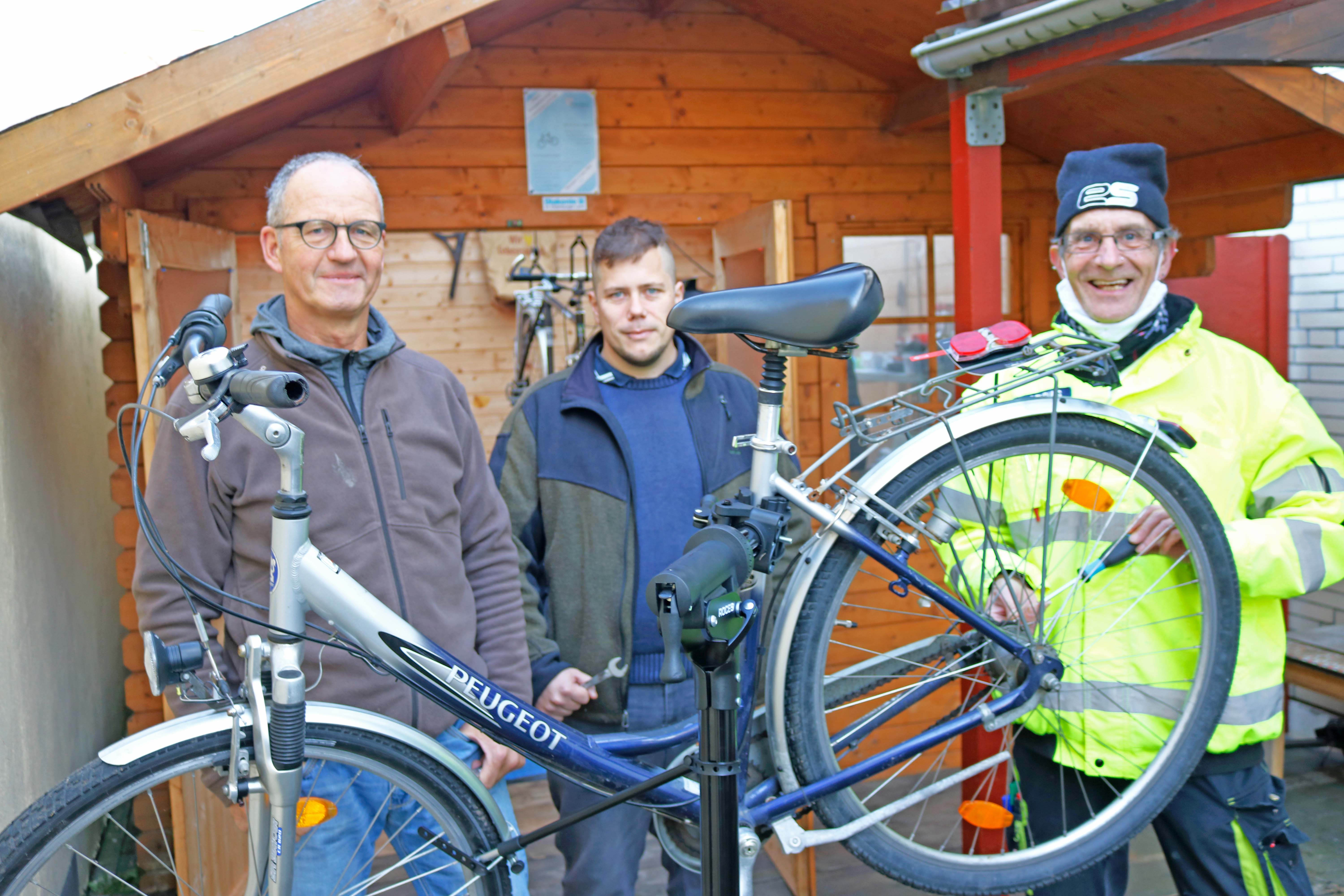 Helfende Hände der Fahrradselbsthilfewerkstatt des Tagesaufenthaltes Nordenham (v.l.): Holger Bösche, Sven Jürgens, Stefan Cloppenburg. Foto: Johanne Logemann