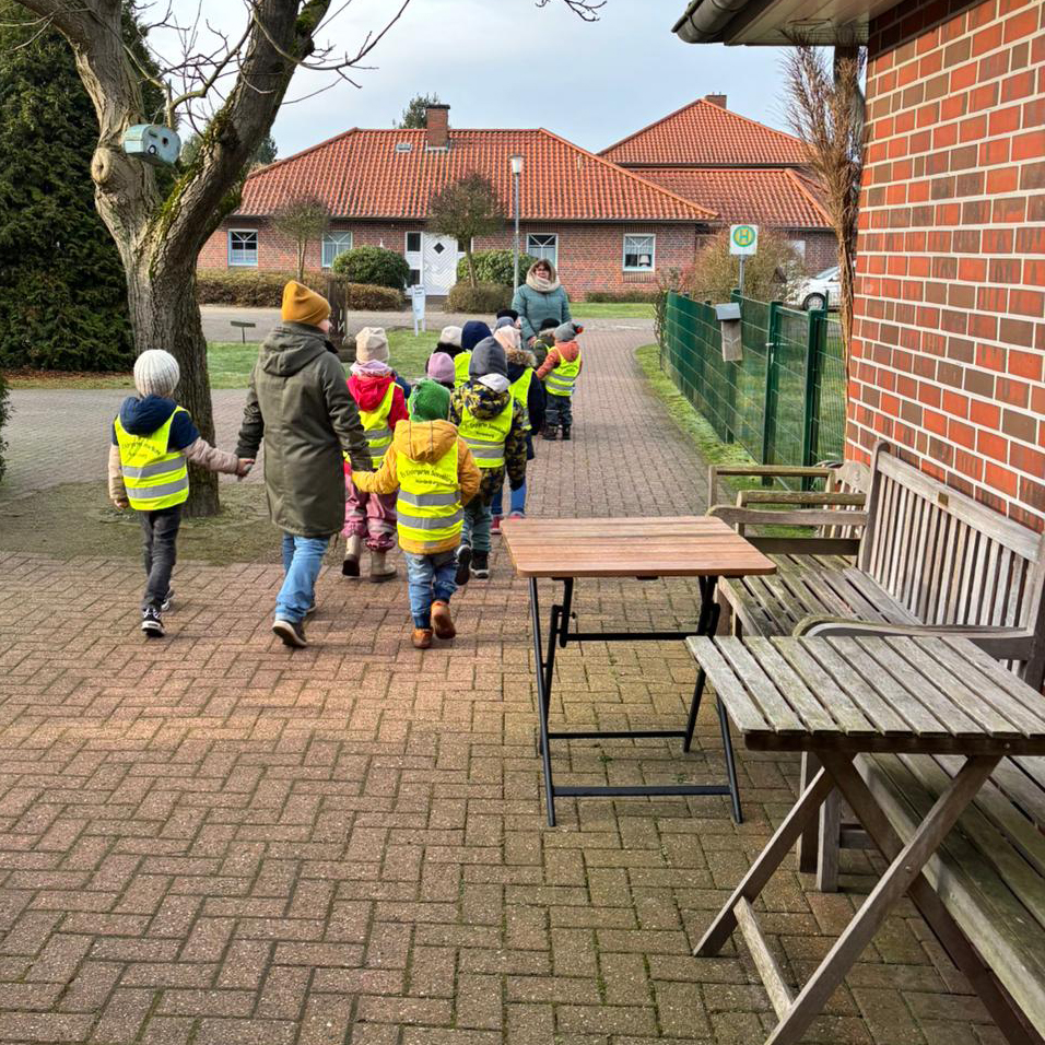 Der erste Besuch der Kinder der Kita Sonnenblume war ein voller Erfolg – sowohl für die Seniorinnen und Senioren als auch für die Kinder. Foto: tagesbetreeuung Wardenburg