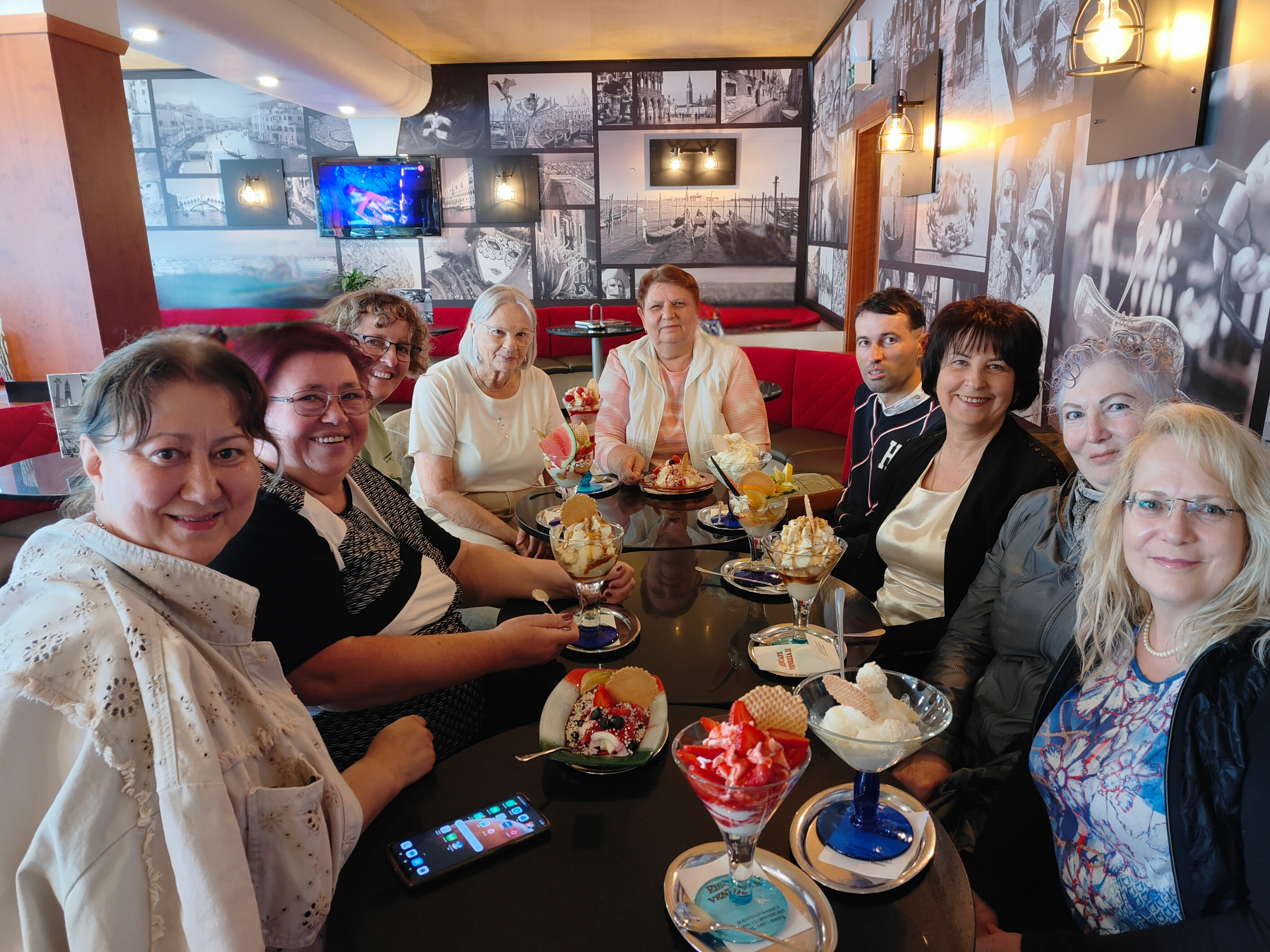 Das ehrenamtliche Team des Diakonieladens geht gemeinsam Eis essen und startet in die Sommerpause