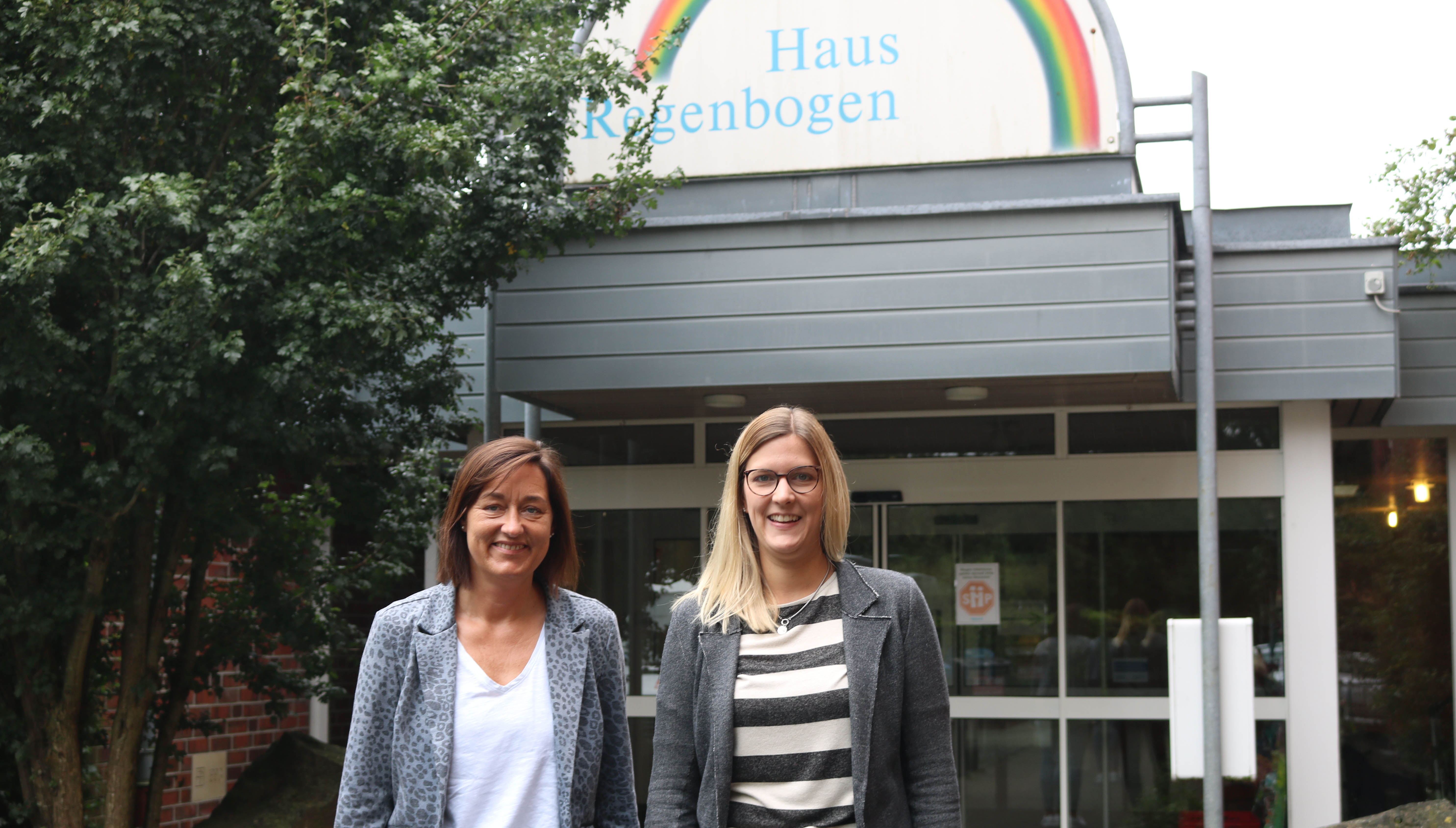 Silke Kolbeck-Lawicka (von links) und Annika Brake freuen sich, dass im Haus Regenbogen wieder mehr Normalität möglich ist. Foto: Kerstin Kempermann