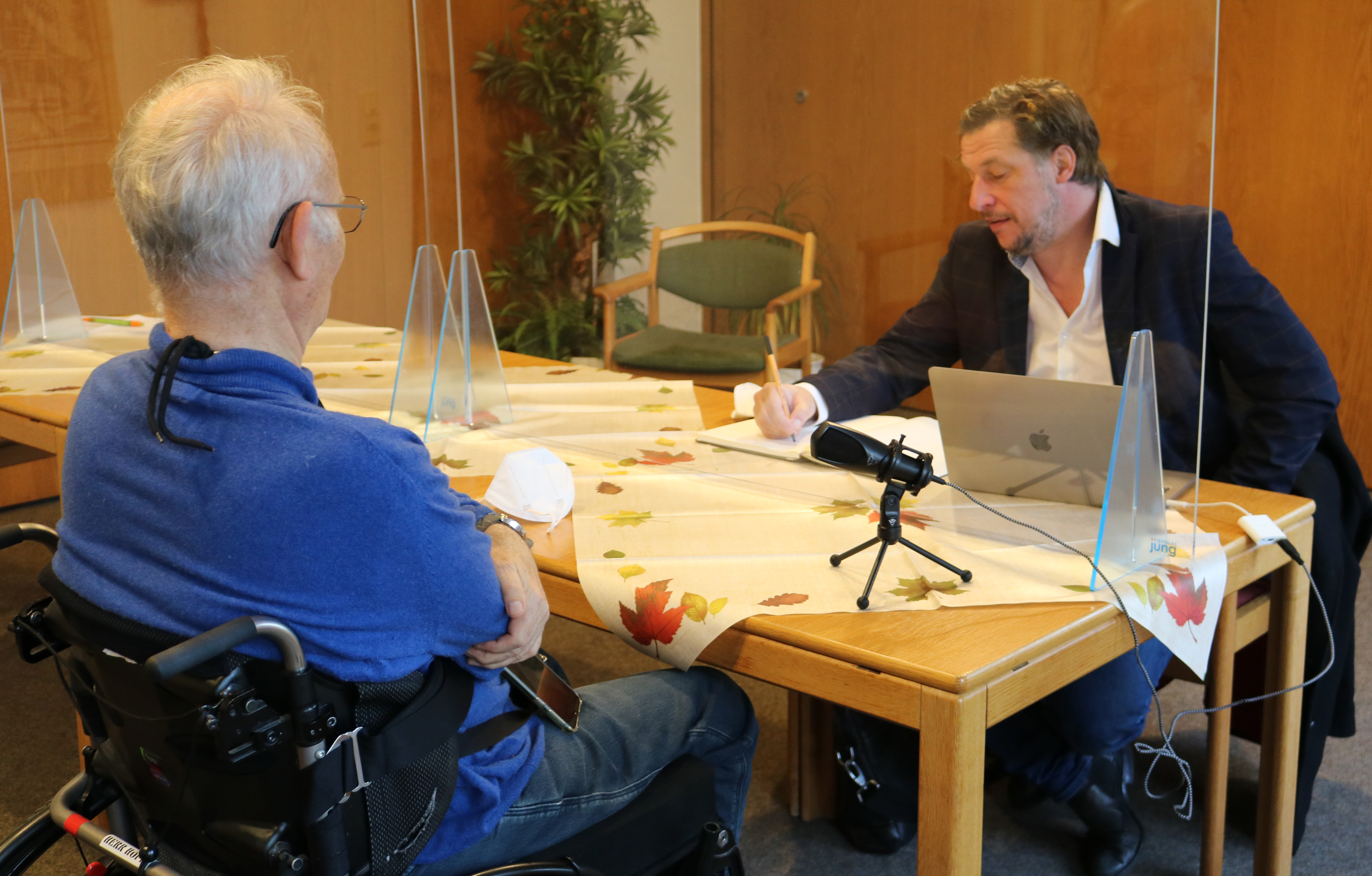 Volker Höfig erzählt Arne Nobel im Rahmen des Buchprojektes aus seiner Jugend. Foto: Kerstin Kempermann