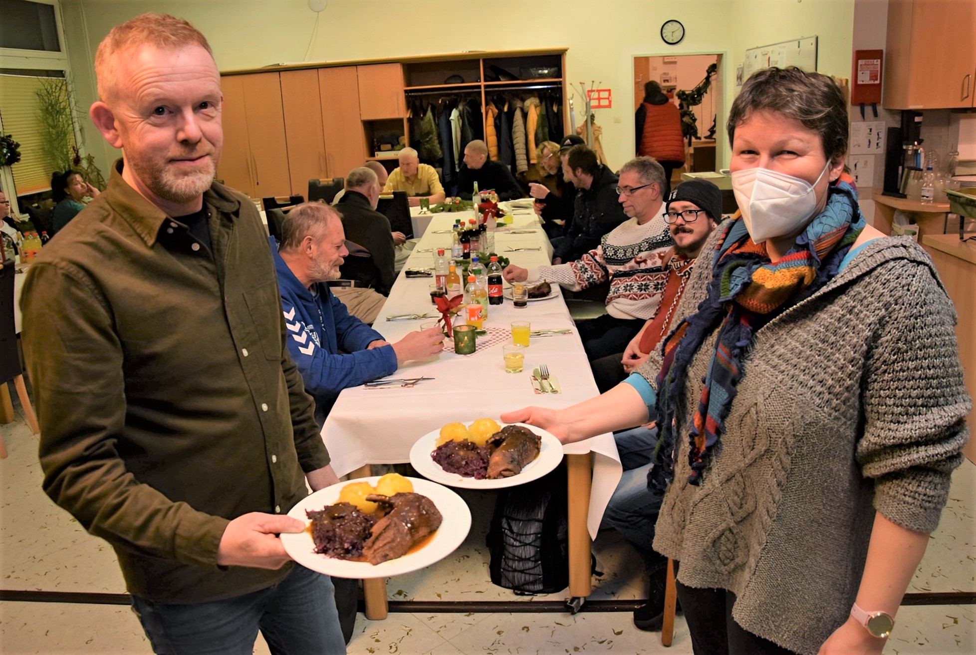 Die Sozialarbeiter Thomas Dewald und Julia Durchdenwald freuen sich über das Festtagsessen für die Obdachlosen. Foto: Kreiszeitung Wesermarsch