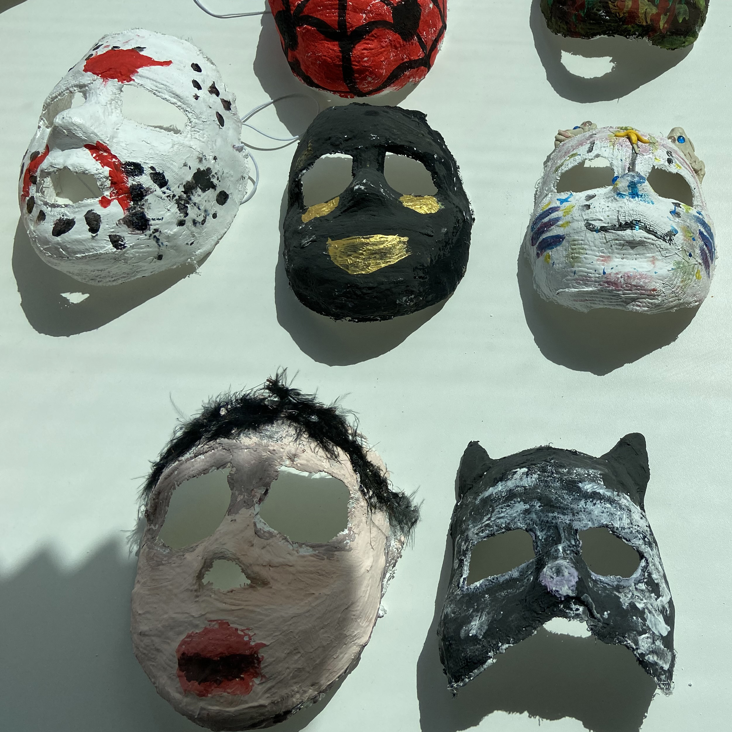 Auch Masken entstanden in der Kreativzeit rund um das Thema Körpersprache und Mimik. Foto: Kerstin Kempermann